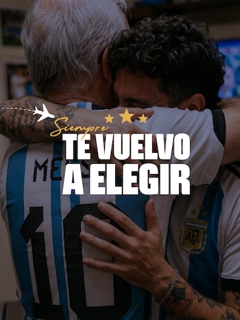 Dos hombres se abrazan. Uno de espaldas con camiseta de Argentina número 10; el otro, de frente parcial, muestra emoción. Ambos tienen tatuajes en los brazos