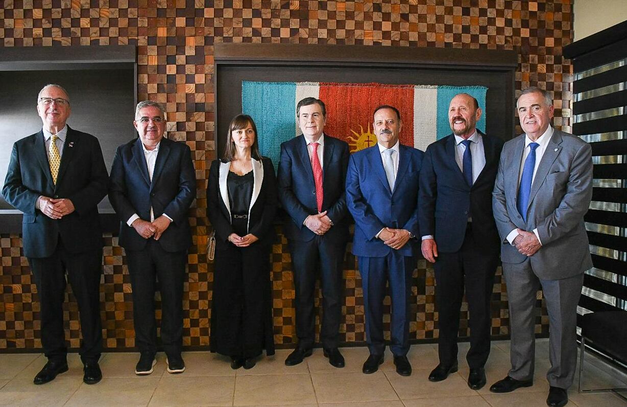 El gobernador y presidente pro témpore del Norte Grande, Gerardo Zamora, recibió a los gobernadores de Catamarca, Raúl Jalil; de Formosa, Gildo Insfrán; de Jujuy, Carlos Sadir; de La Rioja, Ricardo Quintela; de Misiones, Hugo Passalacqua y de Tucumán, Osvaldo Jaldo; a los vicegobernadores del Chaco, Silvana Schneider; de Corrientes, Pedro Braillard Poccard y de Salta, Antonio Morocco