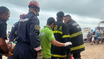 Un hombre volaba en parapente