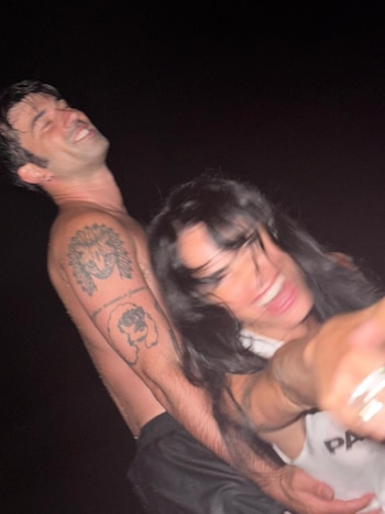 Con fotos movidas, la pareja