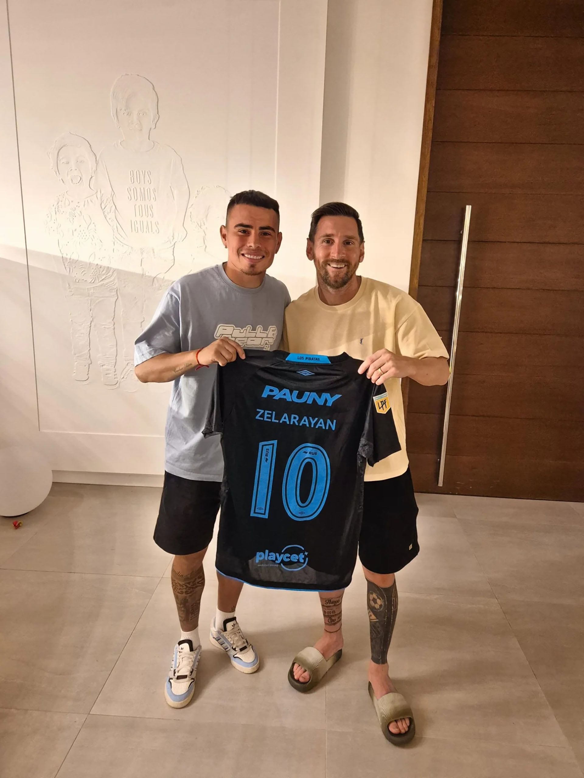 Zelarayán le regaló una camiseta de Belgrano de Córdoba a Messi (@lucaszelarayan)