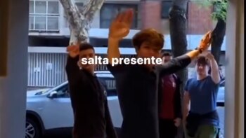 Marcos saliendo de la casa