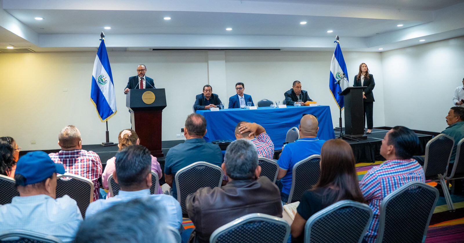 Un proyecto inesperado congrega a múltiples operadores bajo una misma figura legal. El cambio busca mejorar el servicio e impactar la vida diaria, mientras crecen expectativas en el sector financiero salvadoreño (Foto cortesía Ernesto Castro)