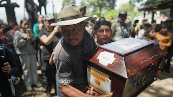 “Derramaron su sangre de manera injusta” Entierran restos de víctimas de guerra en Guatemala después de cuatro décadas