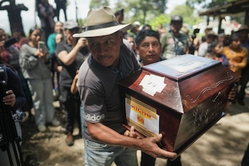 En Guatemala entierran a 68 víctimas del conflicto armado después de 44 años