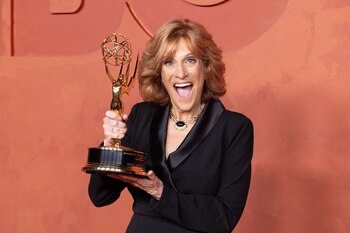 Carol Leifer con un premio