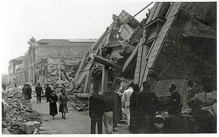 Aunque se calculan alrededor de 30 mil muertos por el sismo, solo se identificaron a poco más de 5 mil victimas. (Archivo Fotográfico y Digital de la Biblioteca Nacional de Chile).