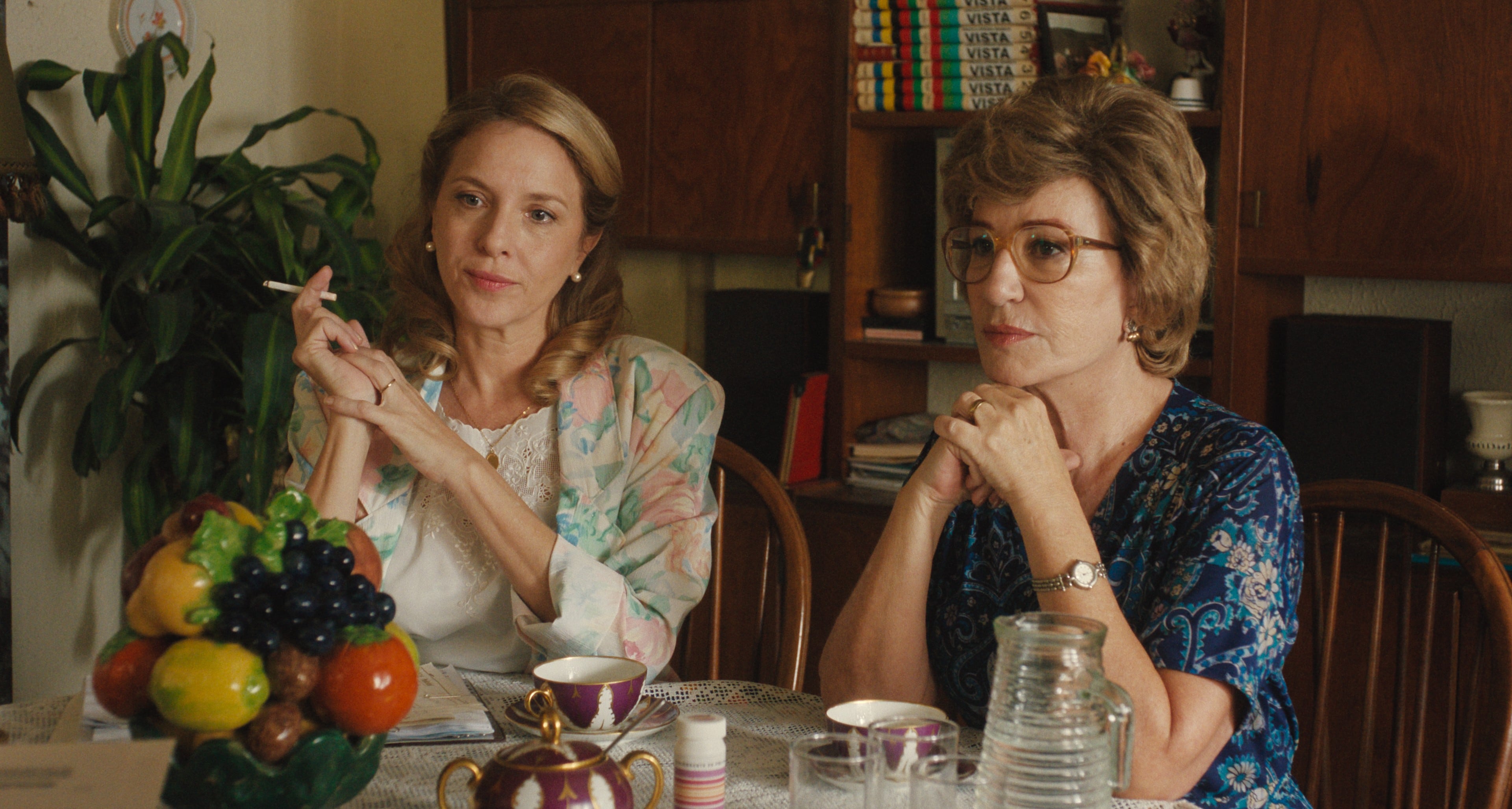 Carla Peterson encarna a Gladys McDonald, esposa del odontólogo y Mercedes Morán interpreta a Elena Arreche, madre de Gladys. (Prime Video)