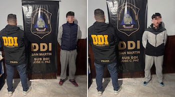 Dos imágenes muestran a efectivos policiales junto a dos hombres con el rostro pixelado frente a un banner institucional.