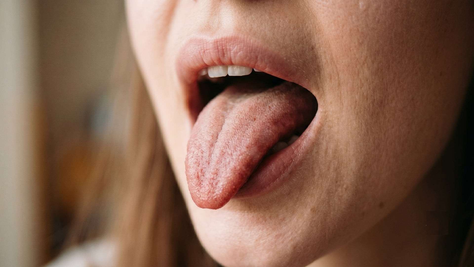 La boca y lengua son elementos centrales en el supuesto método viral de 40 segundos para reducir el estrés y el cortisol, compartido masivamente en redes sociales. (Imagen ilustrativa IA Infobae)