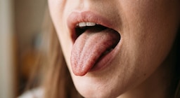 Sacar la lengua 40 segundos para “apagar” el cortisol: el truco viral es puesto a prueba por la ciencia