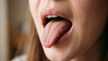 Sacar la lengua 40 segundos para “apagar” el cortisol: el truco viral es puesto a prueba por la ciencia
