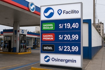 Cartel de precios con logos de Facilito y Osinergmin que exhibe valores para gasohol y diésel en el patio de una estación de servicio.