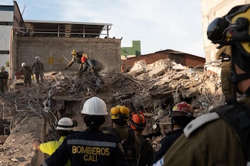 Rescatistas israelíes y bomberos colombianos coordinan tareas conjuntas en uno de los puntos de trabajo en Cali. (Gentileza FDI)