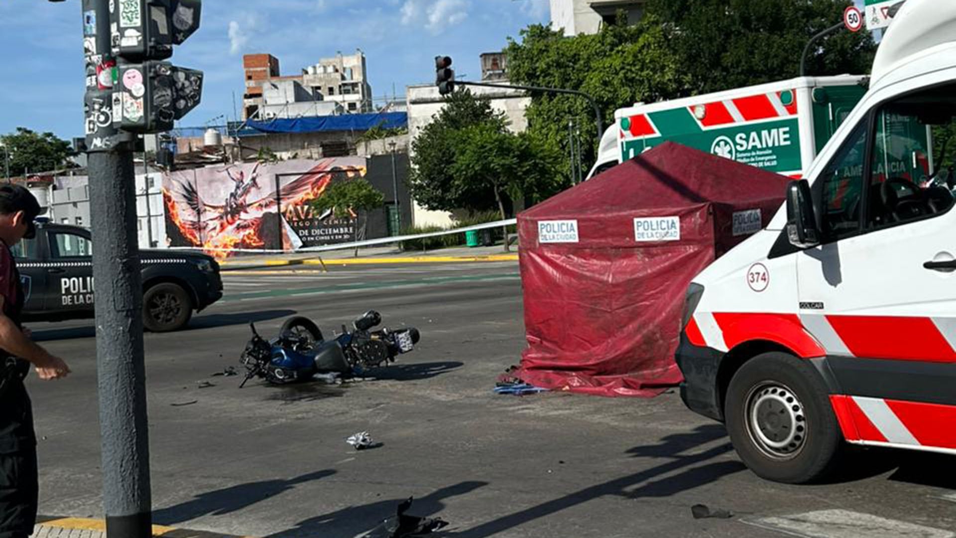 La moto destruida en el cruce de las avenidas Juan B. Justo y Córdoba (Fotografía: Infobae)
