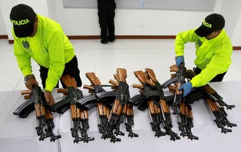 Foto de archivo. Oficiales de