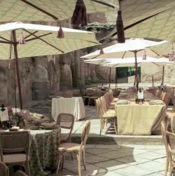 Mesas y sillas para la boda celebrada en el monasterio de Pelayos, sin elementos de protección para el pavimento