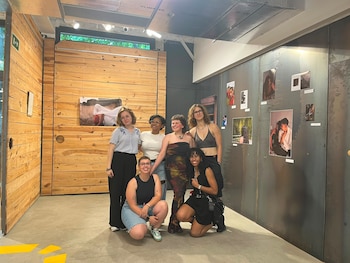 Kari junto a sus amigas el día de la inauguración de su exposición fotográfica en Valladolid. (Imagen cedida)