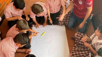 Imagen de referencia - La iniciativa de educación financiera en colegios prevé una implementación transversal en ciencias sociales y Matemáticas, además de módulos específicos - crédito Captura de Pantalla X