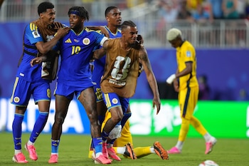 Leandro Bacuna y sus compañeros de la selección de Curazao festejan el empate ante Ecuador en el Mundial, el sábado 20 de junio de 2026, en Kansas City, Missouri. (AP Foto/Ed Zurga)