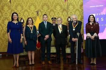El presidente Daniel Noboa con los homenajeados con el Premio Eugenio Espejo 2026 Carlos Alfonso Carrión Figueroa, Paúl Amadeus Palacio Collmann y Carla Tamara Estupiñán Viteri. (Isaac Castillo / Presidencia de la República del Ecuador)