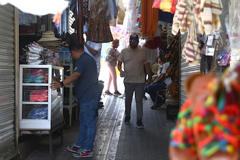 ACOMPAÑA CRÓNICA: PANAMÁ HISTORIA AME826. CIUDAD DE PANAMÁ (PANAMÁ), 07/04/2026.- Fotografía del 1 de abril de 2026 que muestra personas en la calle Salsipuedes, en Ciudad de Panamá (Panamá). Entre calles de nombres enigmáticos, avenidas marcadas por hitos históricos y espacios públicos cargados de simbolismo, el centro histórico de Ciudad de Panamá revela una identidad forjada tanto por hechos documentados como por relatos donde conviven mito y construcción de identidad nacional. EFE/ Carlos Lemos
