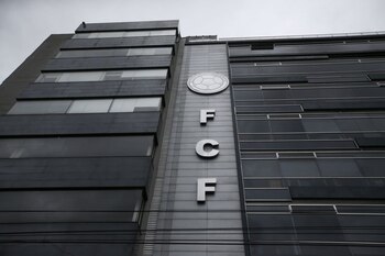 Sede de la Dimayor en Bogotá, entidad señalada por su presunta inacción frente a acuerdos anticompetitivos entre clubes del fútbol profesional colombiano - crédito Luisa González/Reuters