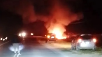 Una pareja murió calcinada en un auto tras un choque múltiple