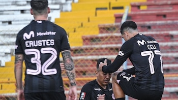 Christian Cueva "lustrando" el botín izquierdo de Yuriel Celi tras su golazo a Sport Huancayo. - Crédito: Sport Boys
