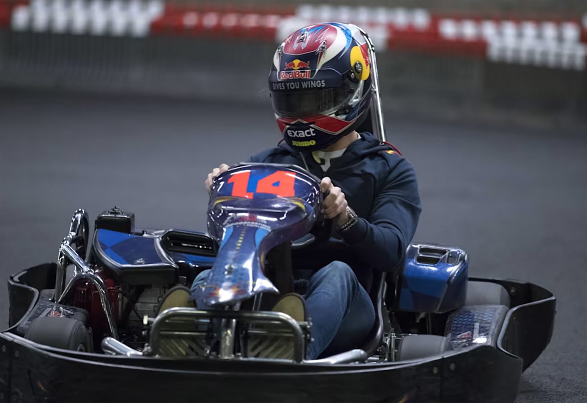 Max Verstappen se prepara para una competencia sin precedentes junto a cien participantes de diversos ámbitos en Silverstone.