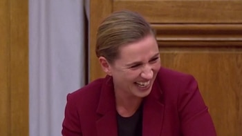 El discurso transcurría de manera normal, hasta que la primera ministra no pudo contenerse y comenzó a reír. (Foto: captura de pantalla)