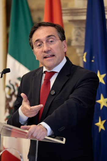 El canciller español, José Manuel Albares participa durante una conferencia de prensa en la residencia de la Embajada de España este miércoles, en la Ciudad de México (México). EFE/José Méndez