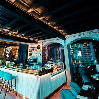 El interior tiene una tonalidad