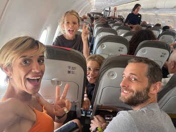 Españoles posan tras lograr subirse