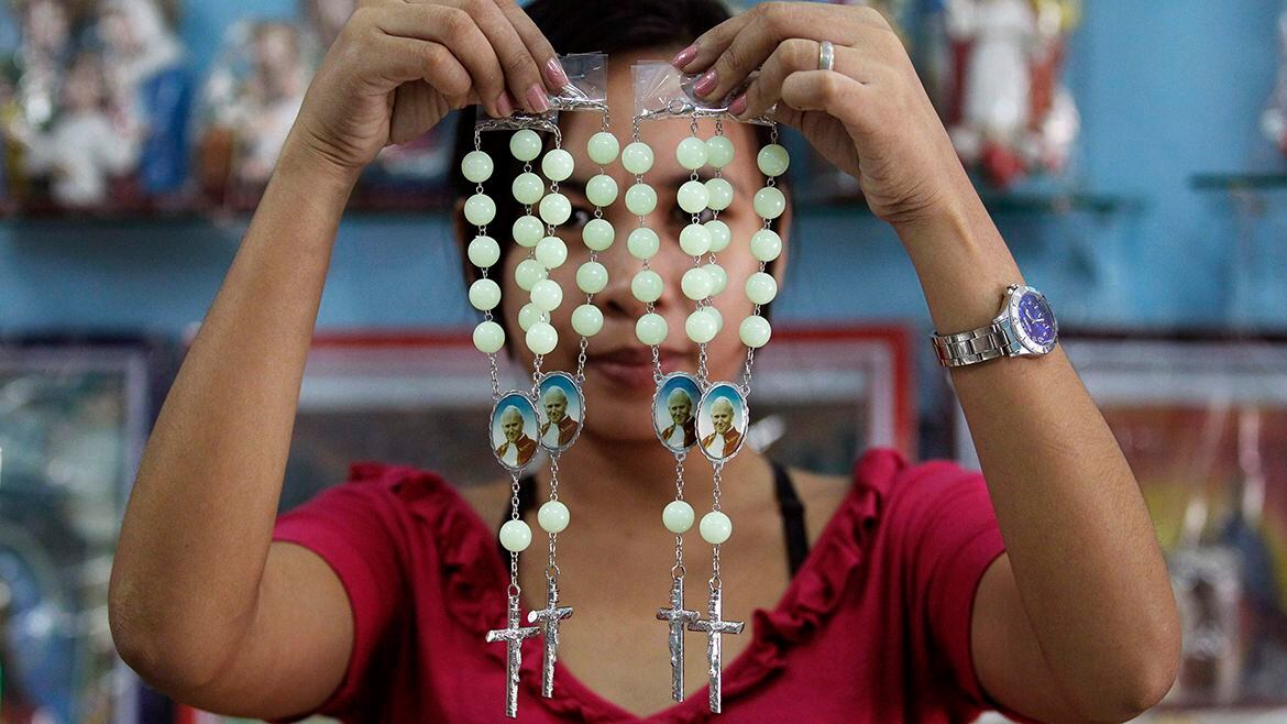 Comerciante durante la canonización del papa Juan Pablo II. (Reuters/Romeo Ranoco)