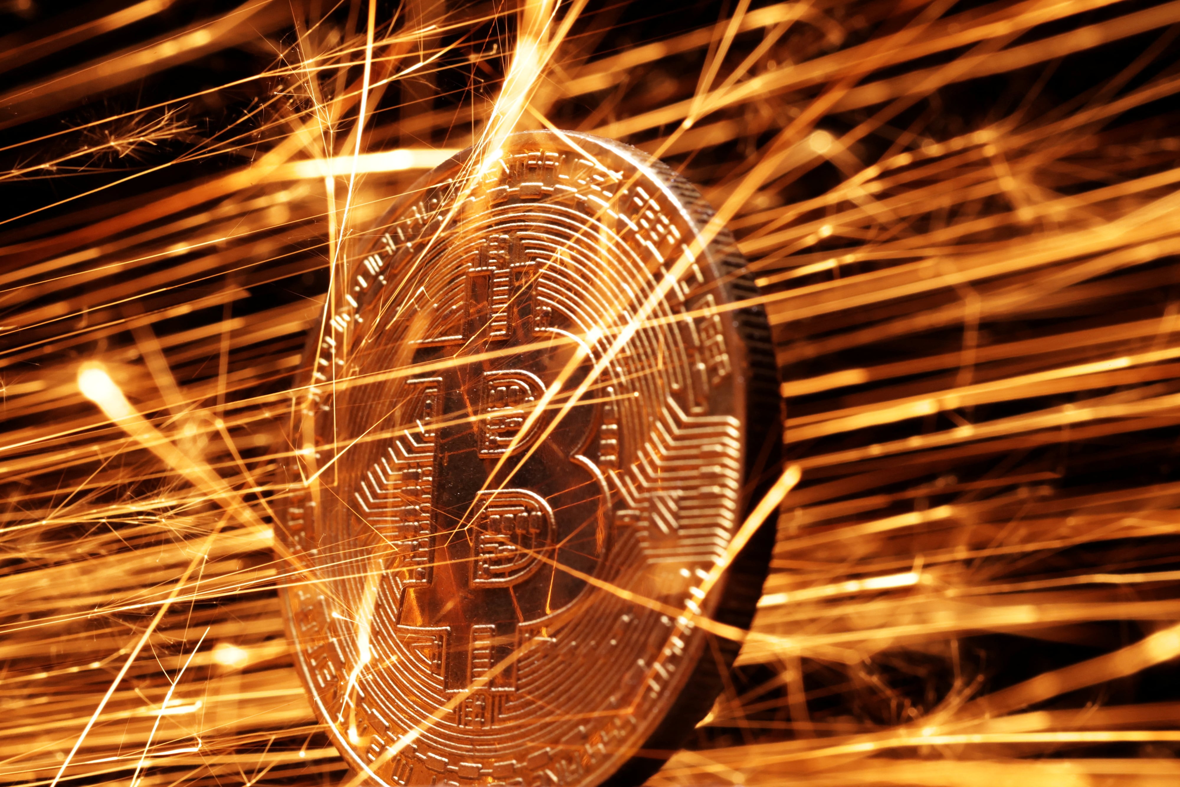 FOTO DE ARCHIVO: Chispas que representan la criptomoneda Bitcoin en esta ilustración tomada el 24 de noviembre de 2024. REUTERS/Dado Ruvic/Ilustración