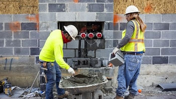 Cada vez hay más puestos de trabajo en la construcción y los salarios están por encima de la media en España
