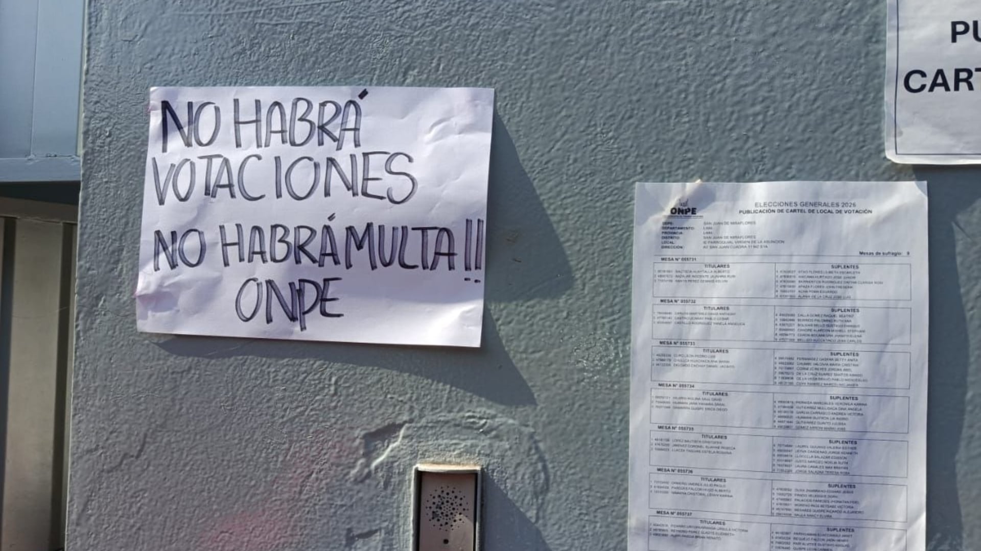 Un centro de votación muestra un aviso de cierre debido a la falta de material electoral, impidiendo la instalación de las mesas para las Elecciones Generales de 2026. (Difusión)