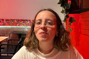Manuela (28 años): Tras crecer en un entorno más conservador, ha reconstruido su fe y la vive de forma personal. (Imagen cedida)