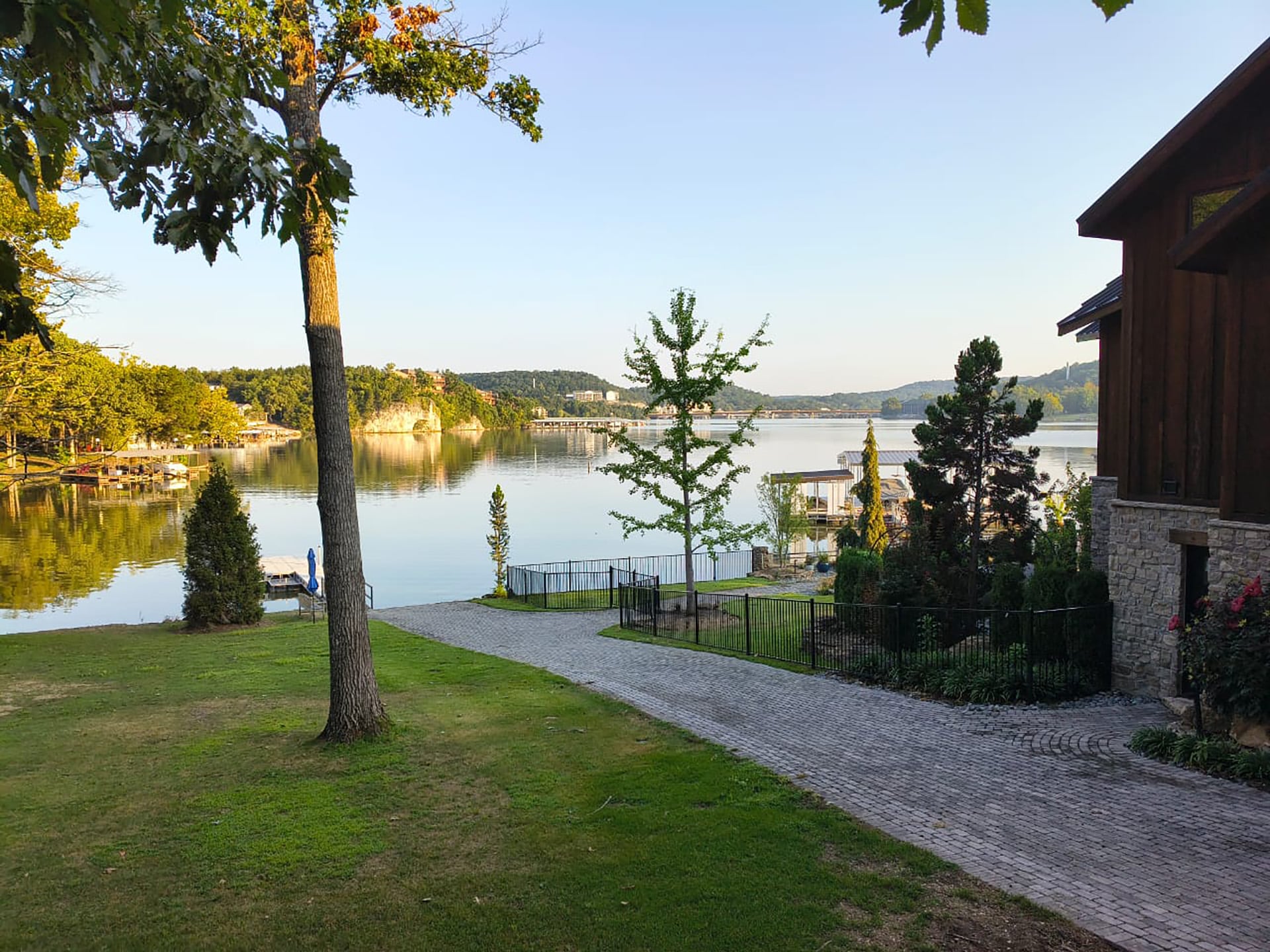 Un paréntesis de calma antes de California: las cabañas rodeadas de vegetación y agua en el lago Ozark, Missouri.