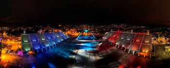 Fotografía panorámica tomada con un dron que muestra el Sambódromo del carnaval de Río, vacío e iluminado hoy, en Río de Janeiro (Brasil). EFE/ Antonio Lacerda