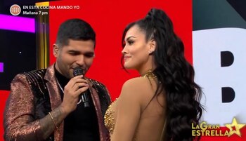 Jair Mendoza le canta a