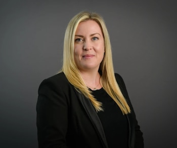 Katy Smart, abogada británica especializada