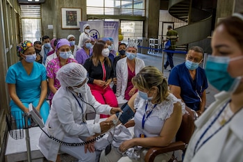 Personal médico del Hospital Domingo Luciani participan en una jornada de vacunación contra la covid-19 en Caracas (Venezuela), en una foto de archivo. EFE/ Miguel Gutiérrez