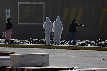Decenas de familias buscan a sus seres queridos en una morgue improvisada en La Guaira (AFP)
