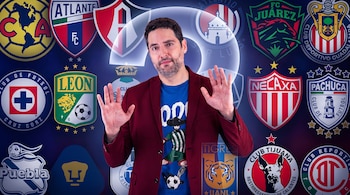 Hombre con blazer burdeos y camiseta azul de fútbol, manos alzadas, rodeado de escudos de equipos de fútbol de la Liga MX y un signo de interrogación.