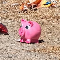 Dejaron al lado de su cuerpo un mensaje y una alcancía en forma de puerquito rosa, como los peluches hallados en cinco crímenes en Sinaloa Foto: Redes sociales