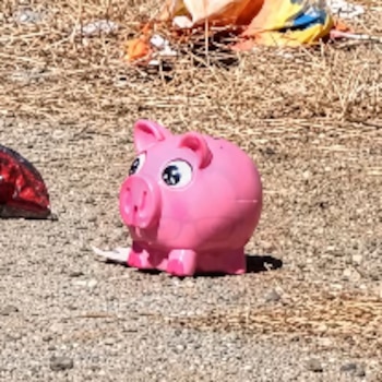 Dejaron al lado de su cuerpo un mensaje y una alcancía en forma de puerquito rosa, como los peluches hallados en cinco crímenes en Sinaloa Foto: Redes sociales