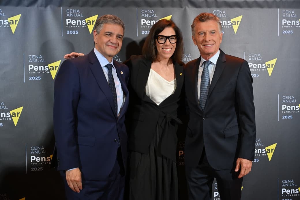 Laura Alonso, junto a Mauricio y Jorge Macri