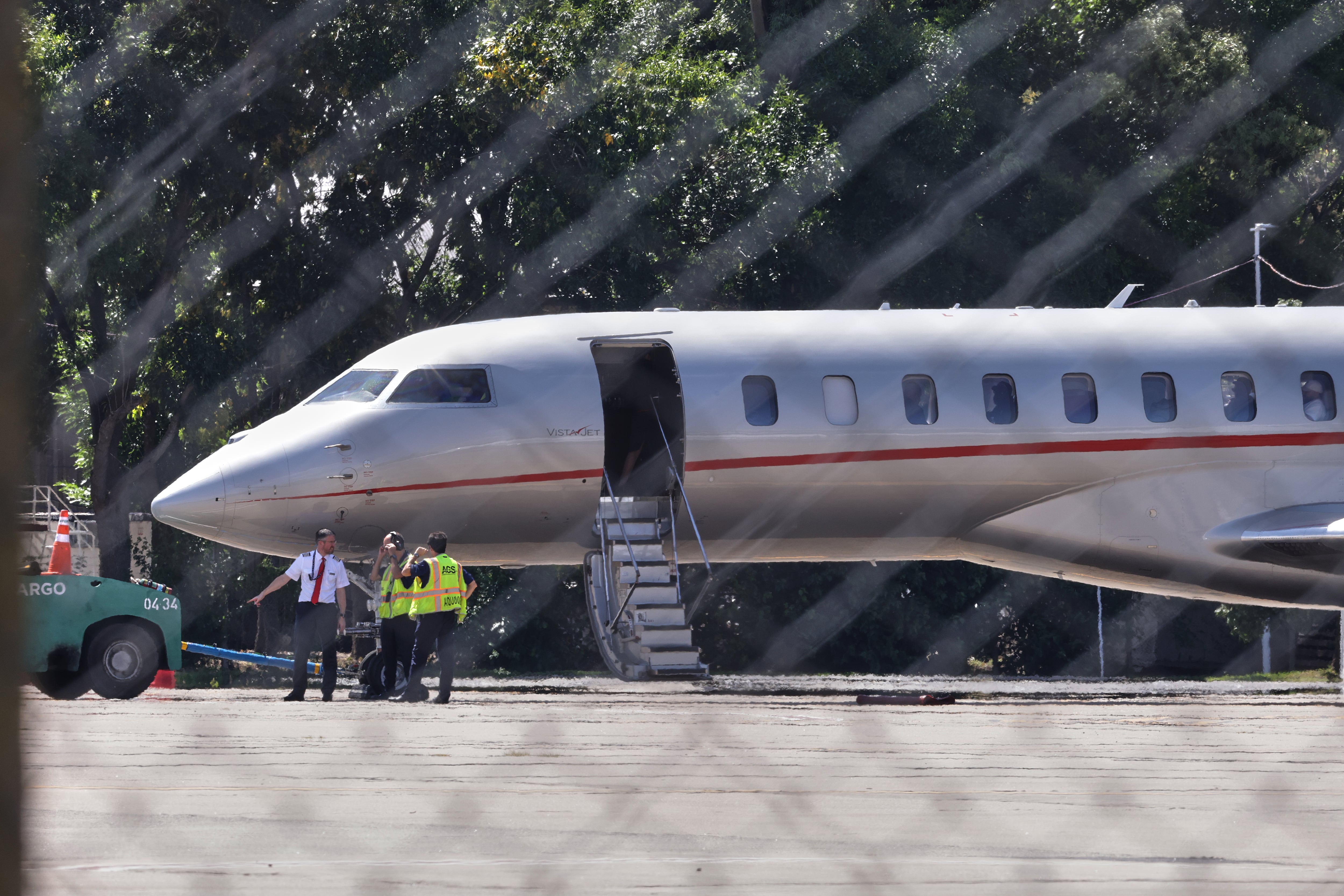 Bad Bunny viajó acompañado por su novia Gabriela Berlingeri, en un operativo que priorizó la logística y la privacidad tras sus shows en River Plate